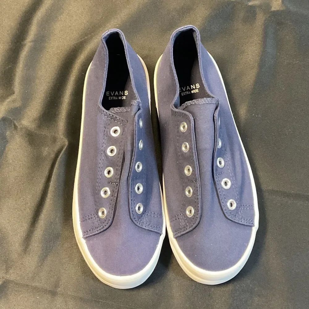 Evans Slip-On Canvas Sneakers in Navy